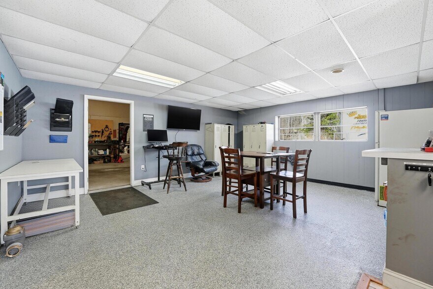 More Photos Of 30 Huntoon Memorial Dr, Leicester Warehouse For Sale