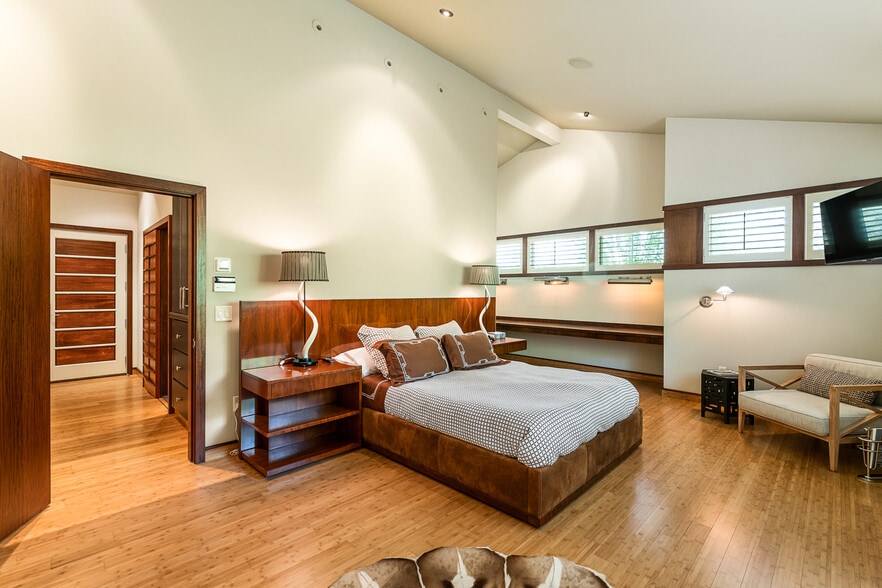 More Photos Of 16 Burke Rd, Peterborough Specialty For Sale