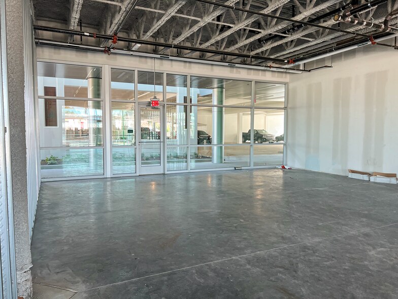 More Photos Of 400 W Davis St, Conroe Office For Lease