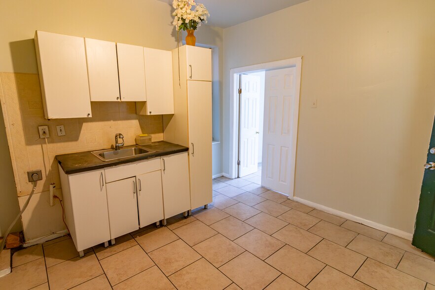 More Photos Of 11 S Broadway, Baltimore Apartments For Sale