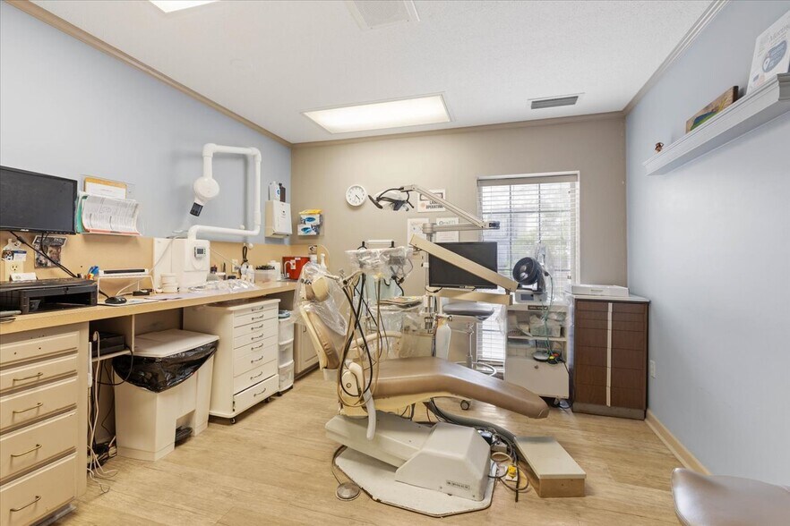 More Photos Of 235-237 John Knox Rd, Tallahassee Medical For Sale