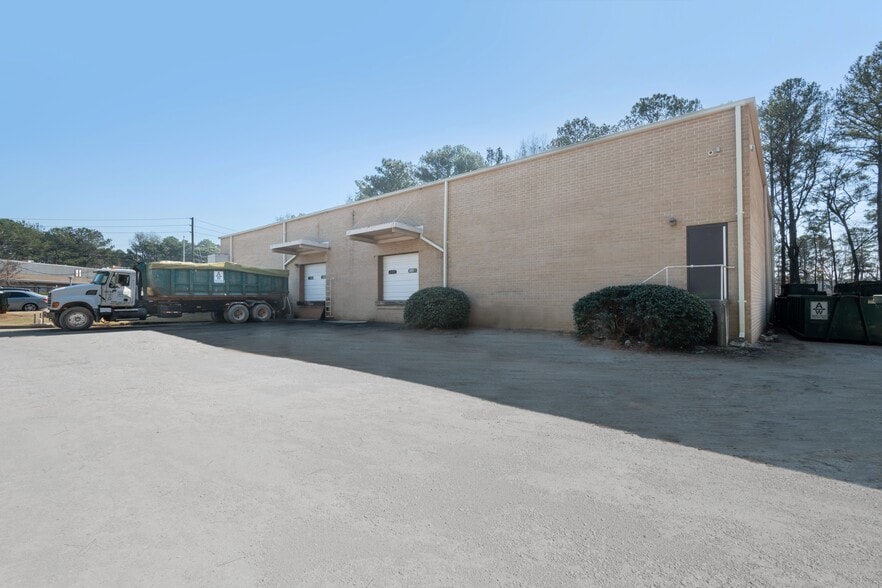 More Photos Of 3265 McCall Dr, Atlanta Distribution For Lease