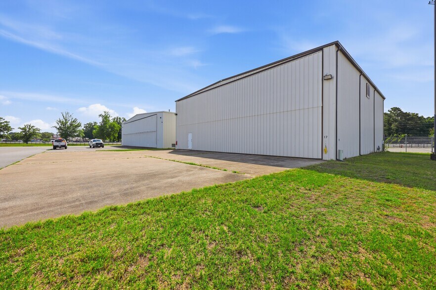 More Photos Of 1121 N Memorial Dr, Greenville Airplane Hangar For Lease