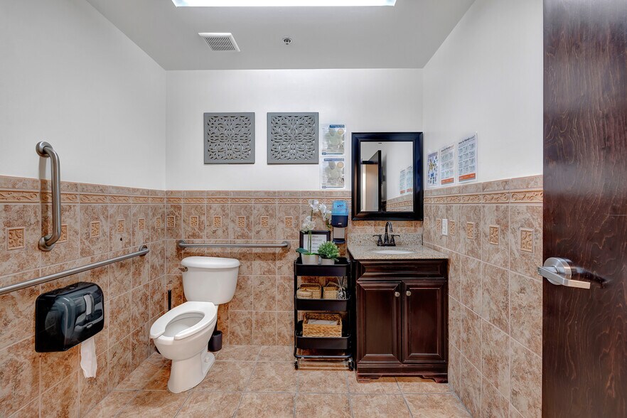 More Photos Of 5701 W Charleston Blvd, Las Vegas Medical For Sale