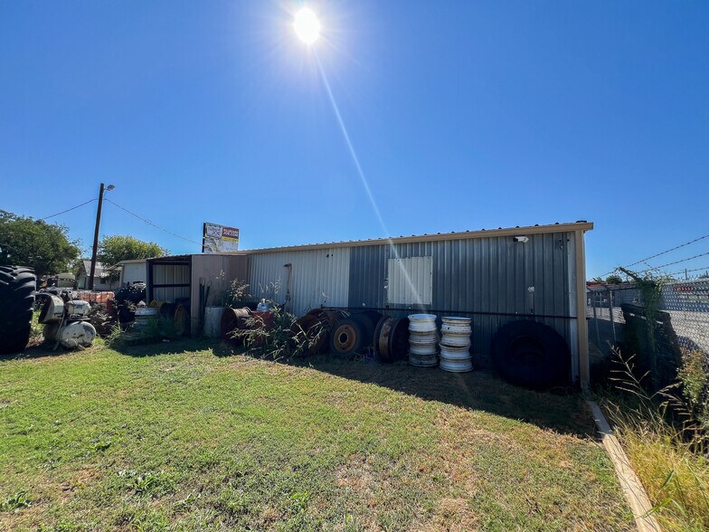 More Photos Of 1106 W Main St, Olney Freestanding For Sale