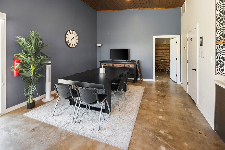 More Photos Of 103 W 32nd St, Bryan Freestanding For Lease