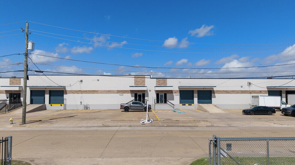 More Photos Of 11233-11251 Leo Ln, Dallas Warehouse For Lease