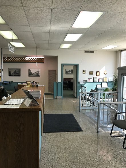 More Photos Of 161 N Lincoln Ave, Salem Office For Sale