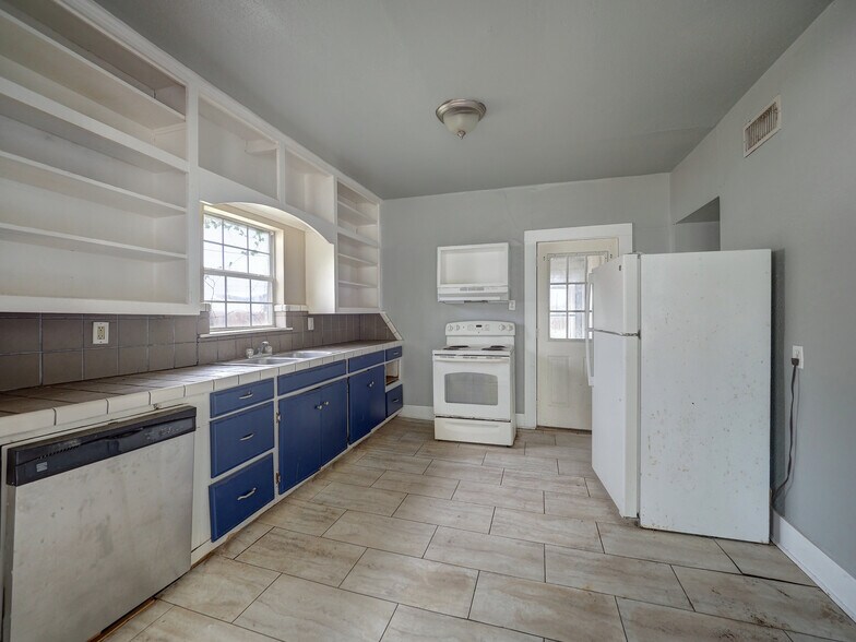 More Photos Of 1106 E Huisache Ave, Kingsville Apartments For Sale