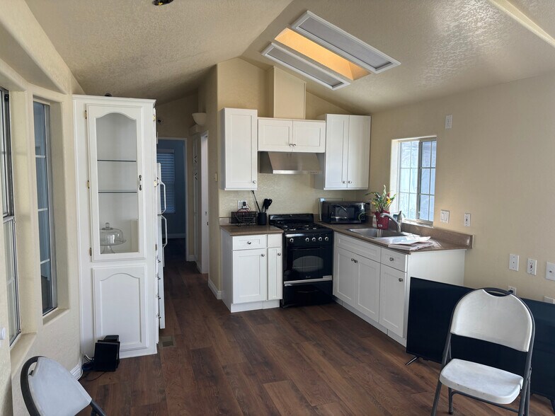 More Photos Of 320 E Commercial St, Anaheim Contractor Storage Yard For Lease