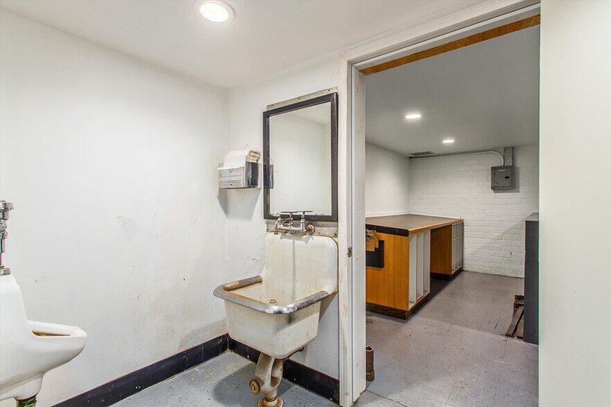 More Photos Of 358 N 6th St, Colton Warehouse For Sale