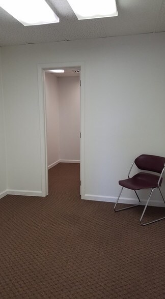 More Photos Of 515 Woodcrest Dr, Bloomington Medical For Lease