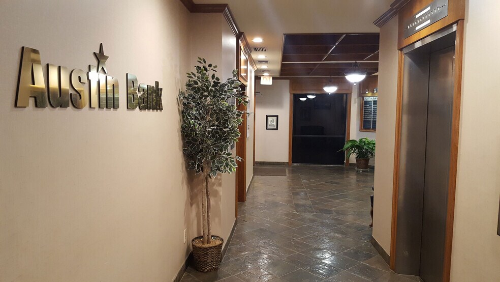 More Photos Of 305 S Broadway Ave, Tyler Office For Lease