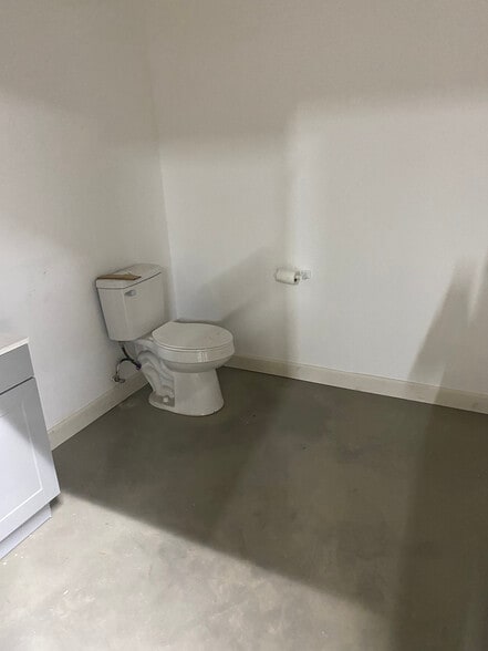 More Photos Of 875-899 S Soderquist Rd, Turlock Warehouse For Lease