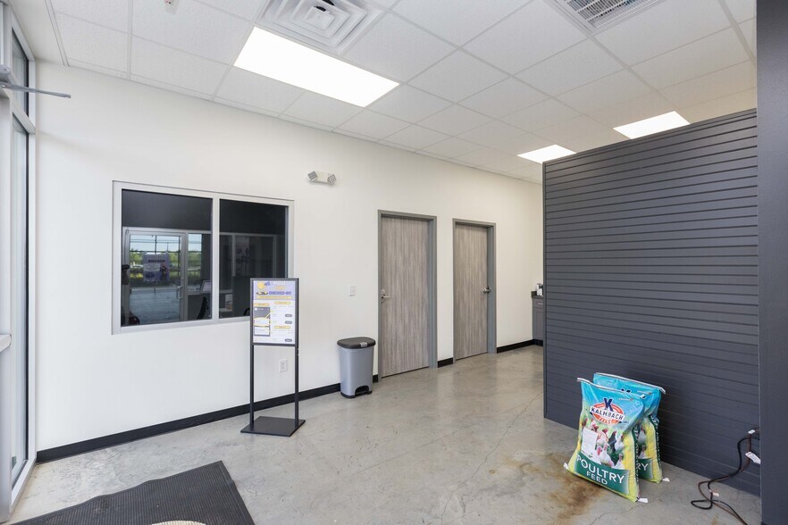 More Photos Of 12110 S Harrells Ferry Rd, Baton Rouge Showroom For Sale