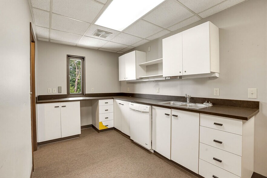 More Photos Of 1414 Arlington St, Ada Medical For Lease