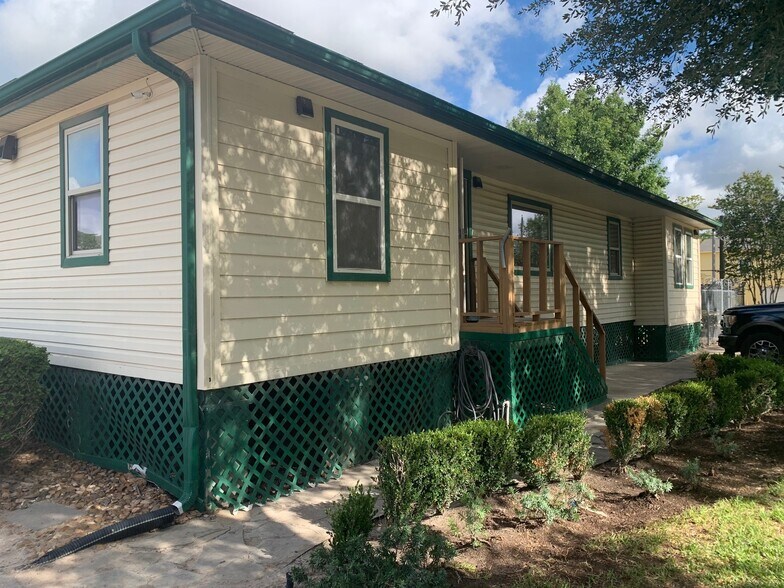 More Photos Of 12115 West Dr, Cypress Land For Lease