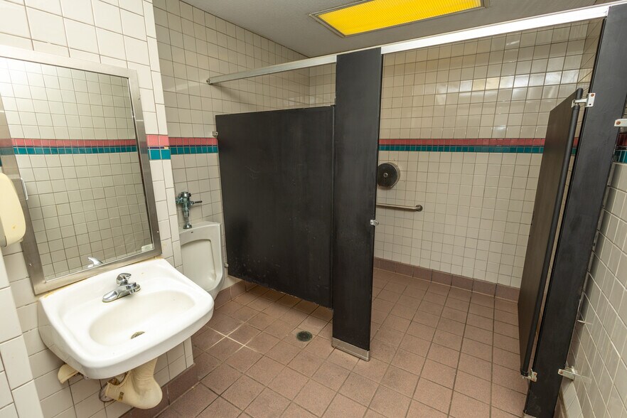 More Photos Of 1403 W 8th St, Wellington Fast Food For Sale