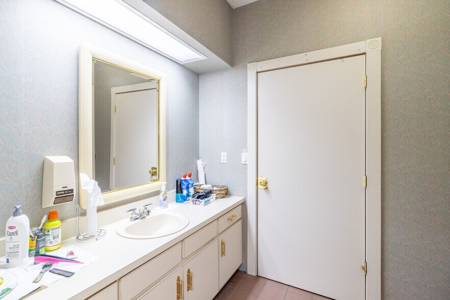 More Photos Of 1421 Ross Dr, Dalton Office For Sale
