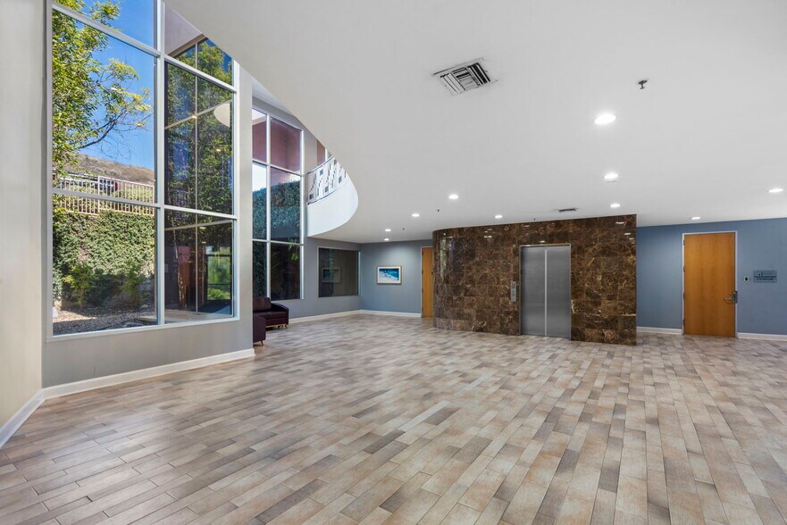 More Photos Of 555 St Charles Dr, Thousand Oaks Office For Lease