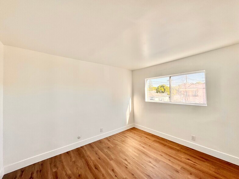 More Photos Of 2718 S Cochran Ave, Los Angeles Apartments For Sale