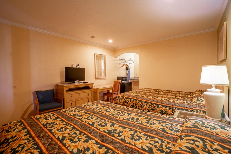 More Photos Of 839 W Pacheco Blvd, Los Banos Hotel For Sale