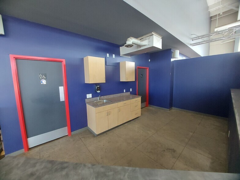 More Photos Of 342 Laura Ave, Red Deer County Auto Repair For Sale