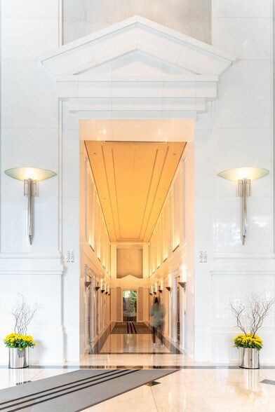 More Photos Of 77 W Wacker Dr, Chicago Office For Lease