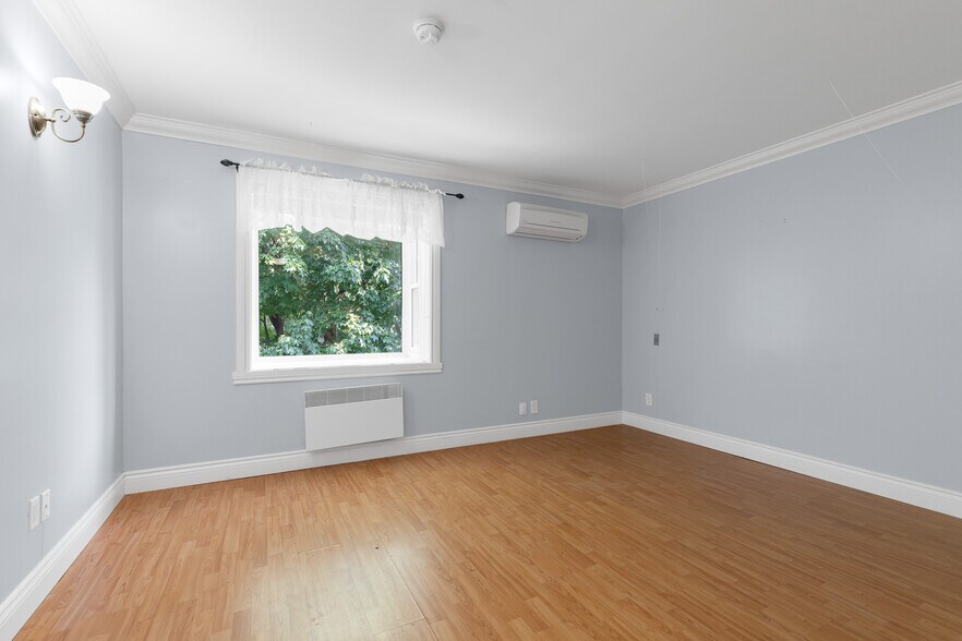 More Photos Of 21 Rue Messier, Mont-saint-hilaire Apartments For Sale