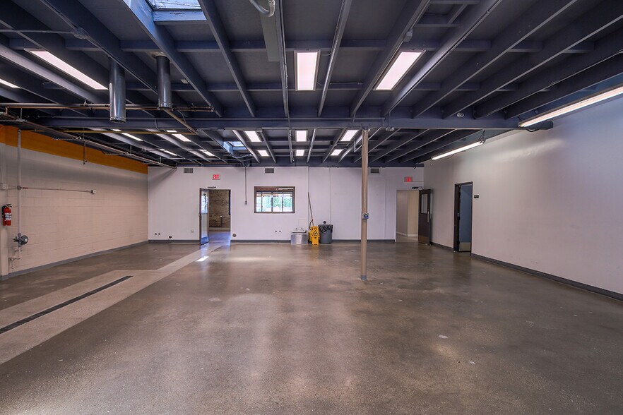 More Photos Of 227 W Maple Ave, Monrovia Manufacturing For Lease