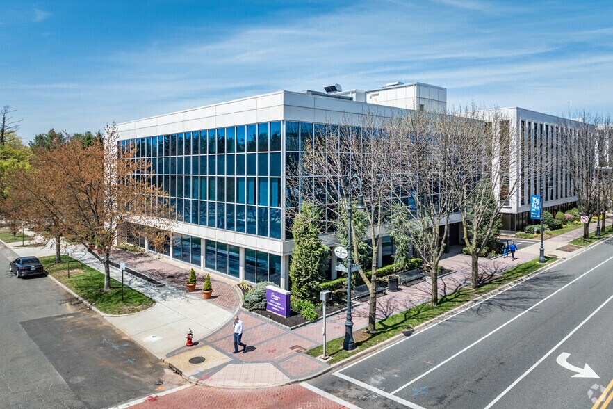 Primary Photo Of 1000 Franklin Ave, Garden City Medical For Lease