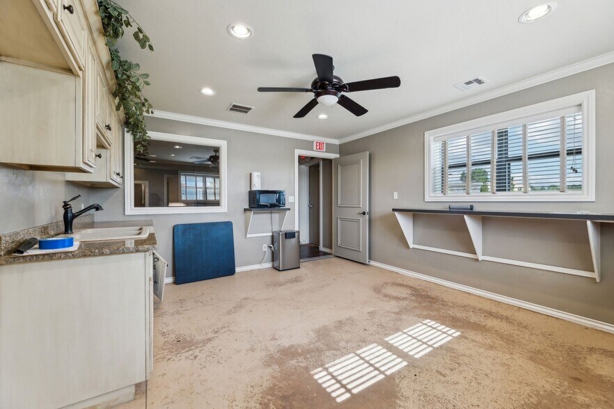 More Photos Of 300 NW 104th St, Oklahoma City Warehouse For Lease