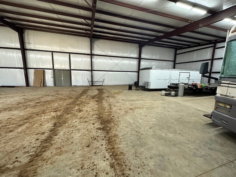 More Photos Of 18608 NE 23rd St, Harrah Light Distribution For Lease
