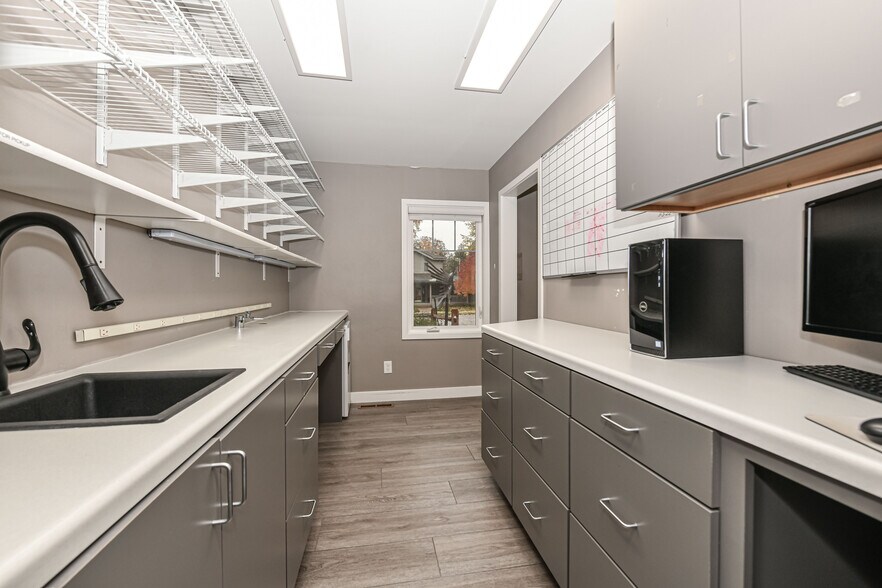 More Photos Of 114 Grove St, Eagle Medical For Lease