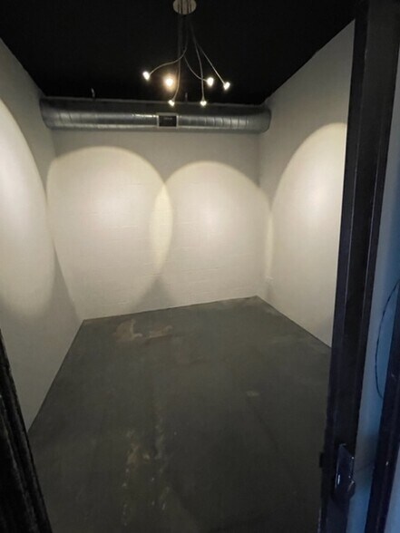 More Photos Of 14758 Keswick St, Van Nuys Light Manufacturing For Lease