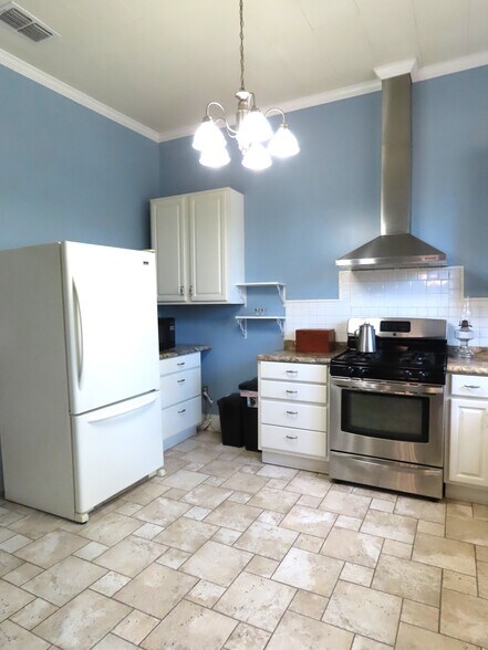 More Photos Of 1923 S Beckham Ave, Tyler Office Residential For Lease