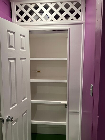 More Photos Of 909 Starkeys Aly, Wilmington Specialty For Lease