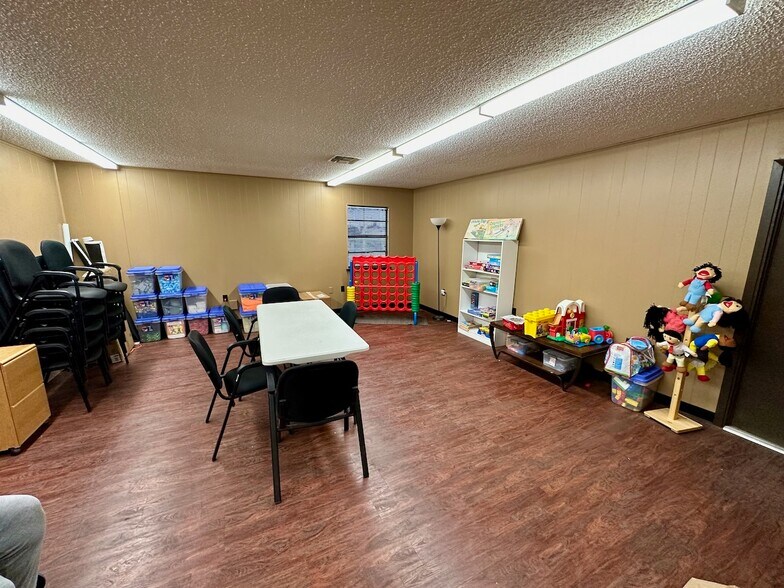 More Photos Of 1010 Zanderson Ave, Jourdanton Office For Lease