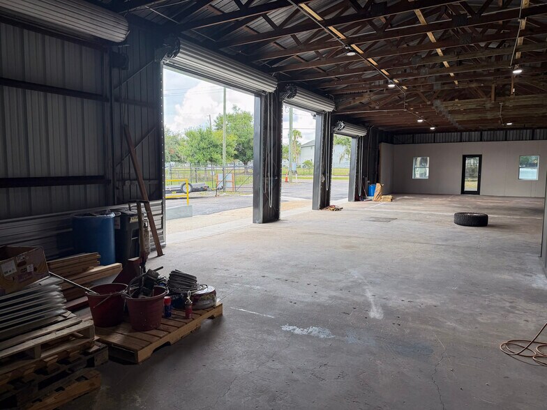 More Photos Of 301 Charlie Griffin Rd, Plant City Flex For Lease