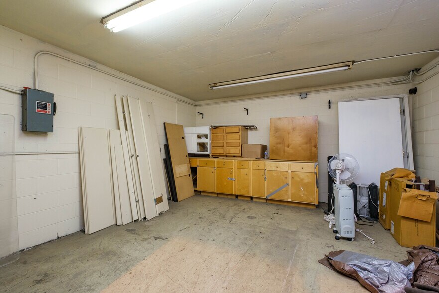 More Photos Of 1680 Country Club Rd, Harrisonburg Flex For Lease