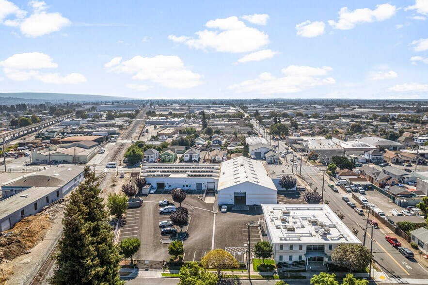 More Photos Of 755 Thornton St, San Leandro Distribution For Lease