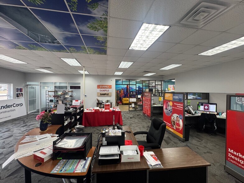 More Photos Of 115 Metroplex Blvd, Pearl Light Distribution For Lease