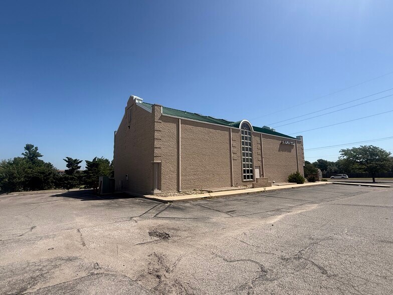 More Photos Of 2251 N Woodlawn Blvd, Wichita Medical For Sale