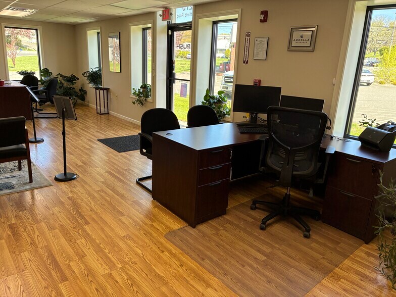 More Photos Of 270 Westfield Rd, Holyoke Freestanding For Lease