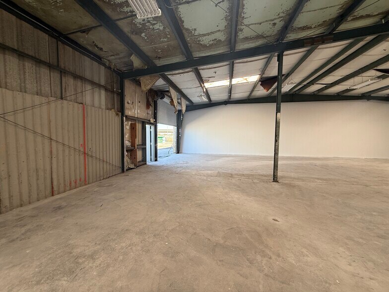More Photos Of 11881 N 44th St, Clearwater Warehouse For Lease