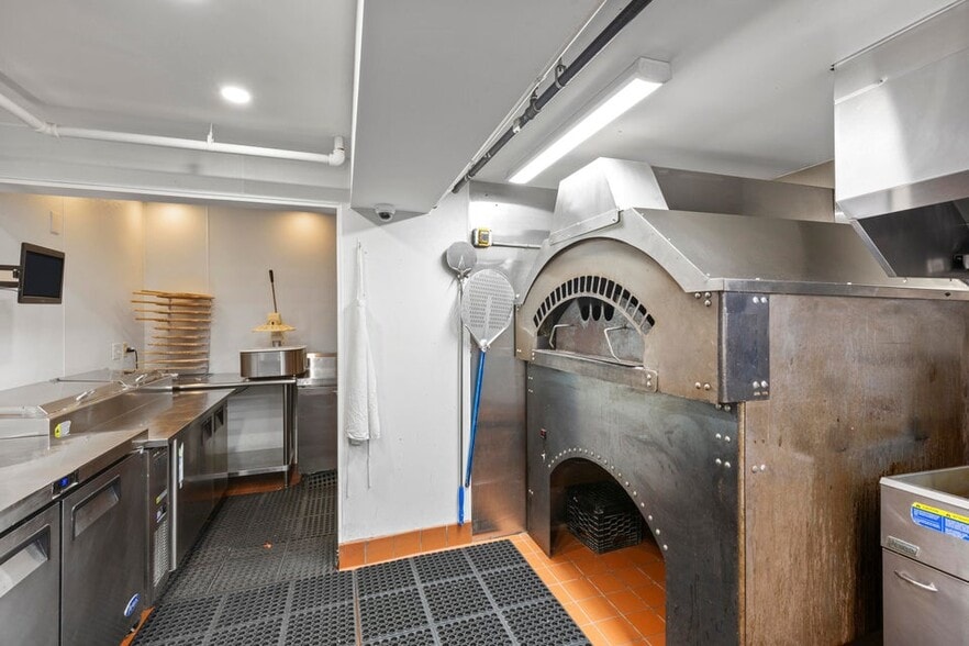 More Photos Of 28 Union St, Boothbay Harbor Restaurant For Sale