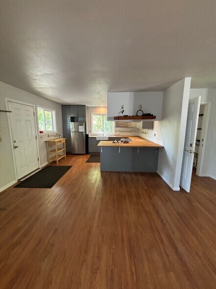 More Photos Of 15350 NE Sandy Blvd, Portland Office Residential For Sale