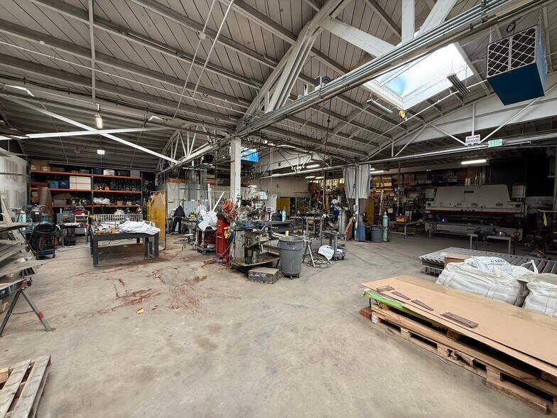 More Photos Of 3100 E 10th St, Oakland Warehouse For Lease