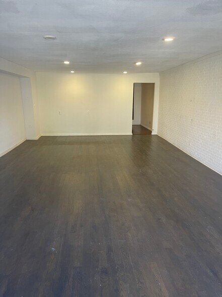 More Photos Of 1421 Oakland St, Denton Storefront For Lease