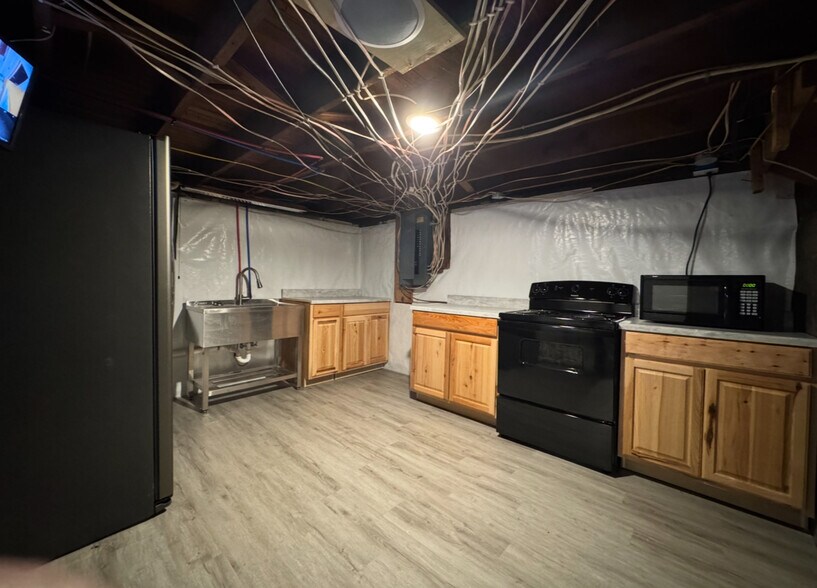 More Photos Of 11 N Meridian St, Washington Office For Sale